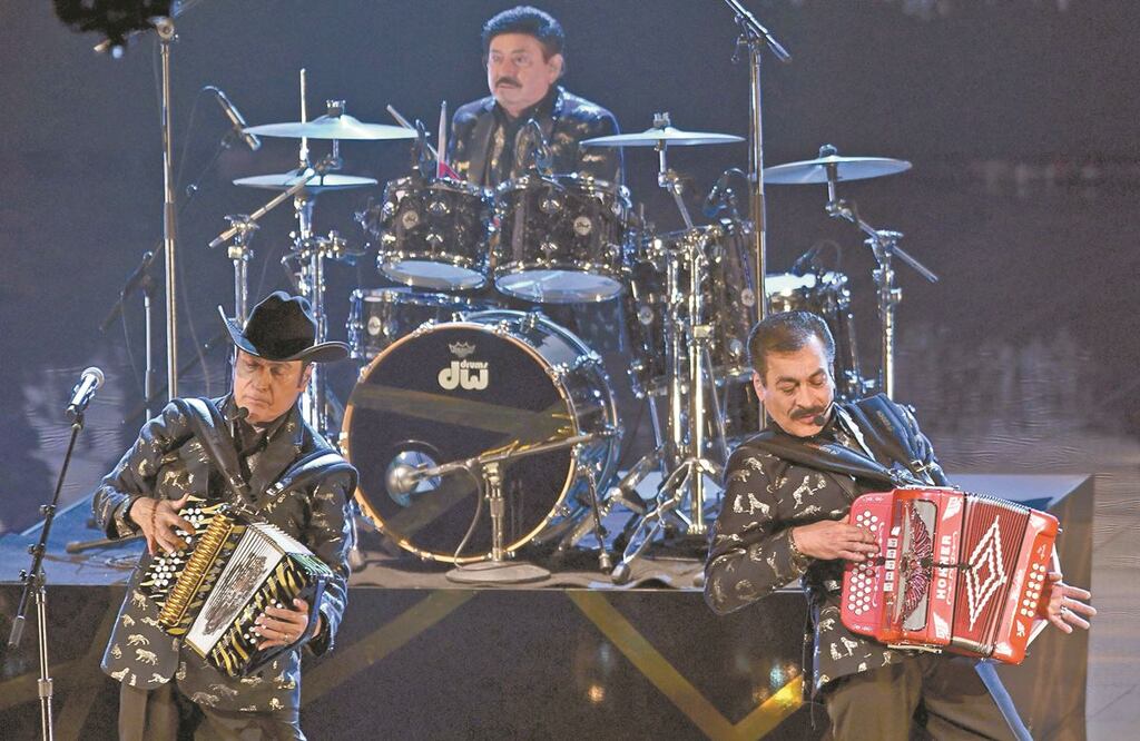 LOS TIGRES DEL NORTE. La agrupación obtuvo el octavo Latin Grammy de su carrera gracias a su disco Folsom Prison. Tocaron desde el escenario de Miami su tema “Tres veces mojado”. FOTOS: AGENCIAS