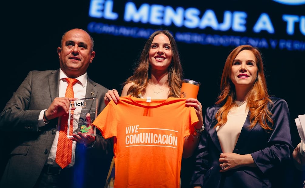Durante su conferencia "El Poder de la Comunicación", destacó el uso de plataformas digitales para la ayuda comunitaria. | Foto: Especial.