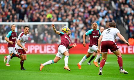 Burnley golea al West Ham de Chicharito