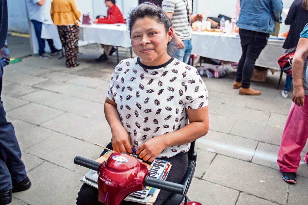 Claudia Espinosa se acercó a un stand de una empresa de televisión de paga en donde se ofrece trabajo como capturista y monitorista. (CAMILA MATA. EL UNIVERSAL)