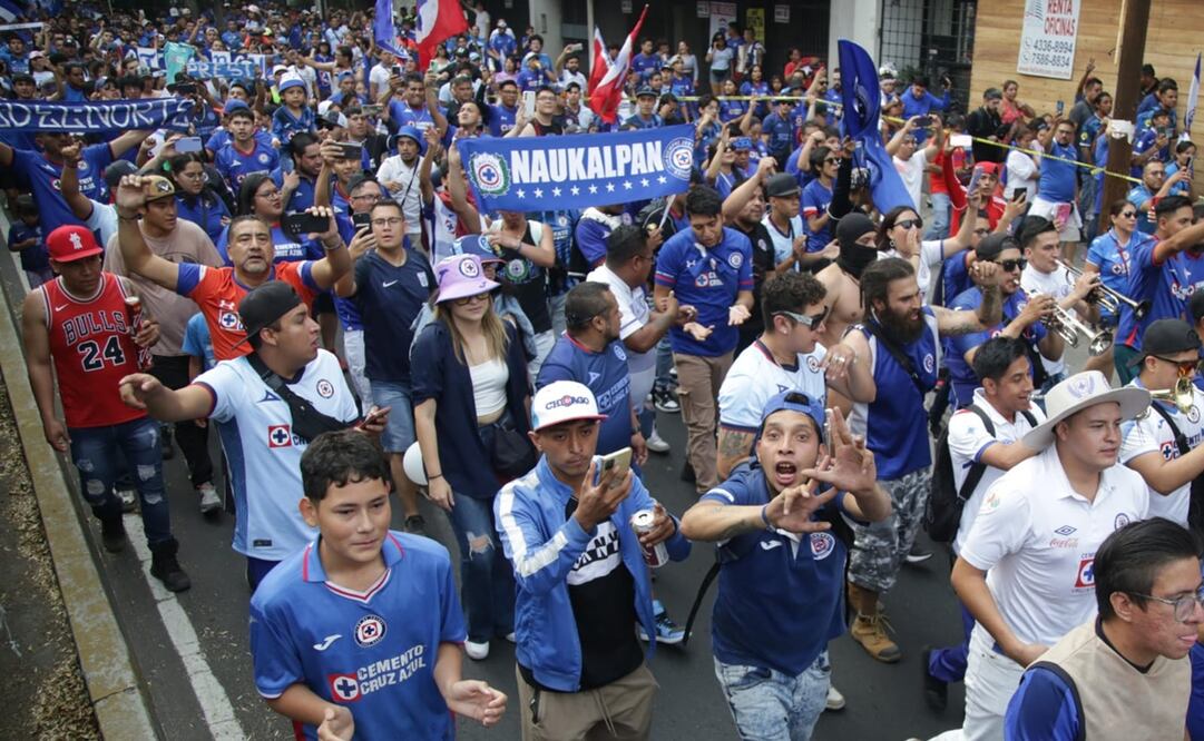 Caravana de los aficionados de Cruz Azul  FOTO: CARLOS MEJÍA - EL UNIVERSAL