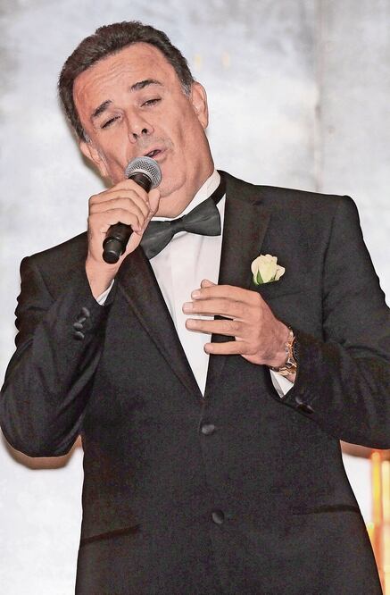 Fernando de la Mora interpretó “Amor eterno” en honor al ídolo (ISAÍAS HERNANDEZ. NOTIMEX)