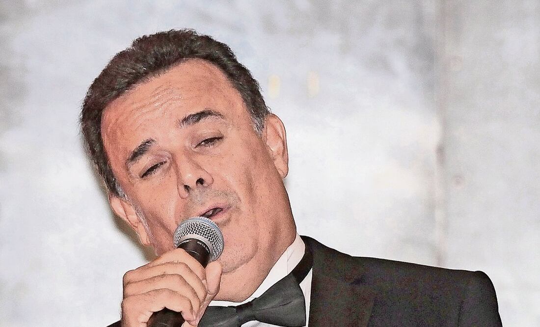 Fernando de la Mora interpretó “Amor eterno” en honor al ídolo (ISAÍAS HERNANDEZ. NOTIMEX)