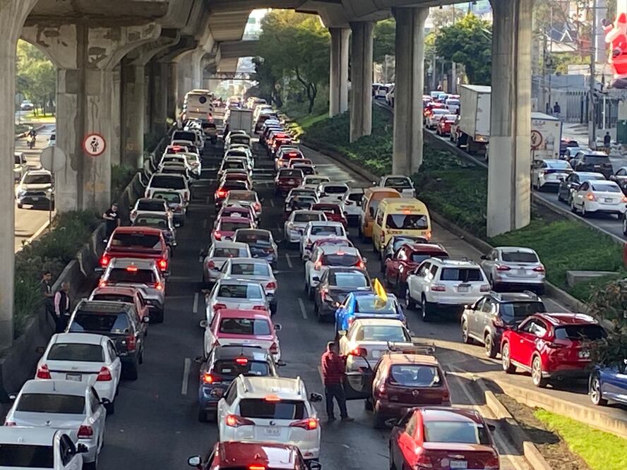 Familiares de 5 jóvenes detenidos en la alcaldía Xochimilco realizaron un bloqueo sobre Periférico Sur, el cual duró 4 horas, para exigir la liberación de los muchachos, ya que aseguran, fueron arrestados de forma ilegal. (Foto: Juan Carlos Williams/ EL UNIVERSAL)