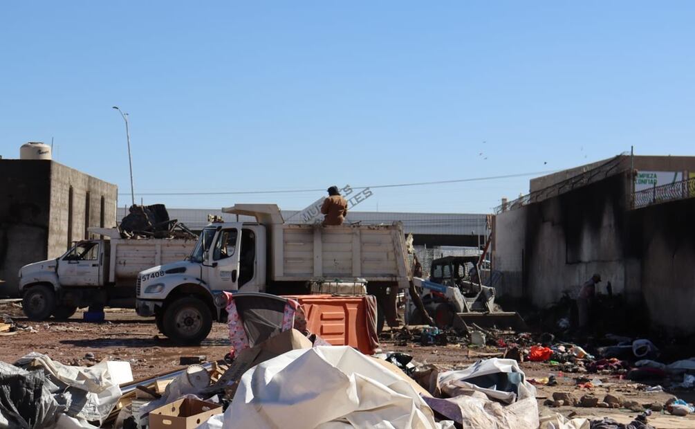 Limpian terreno donde habitaban migrantes desalojados por el INM en Chihuahua. Foto: Especial