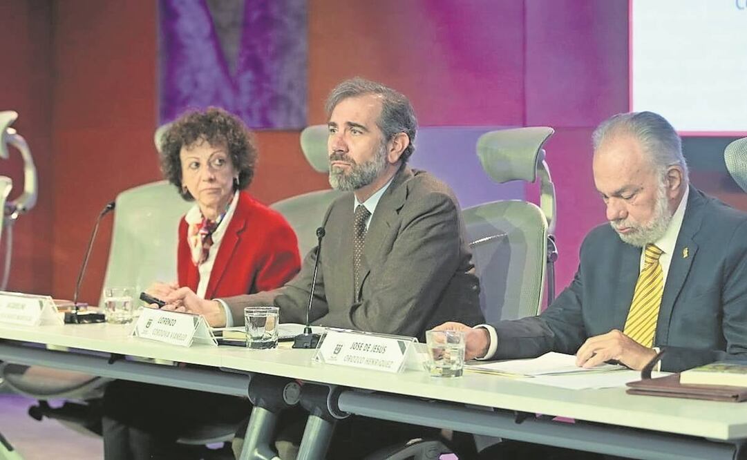 Lorenzo Córdova (centro) indicó que pese a que se dijo que el plan B traería ahorros, liquidar a personal del INE costará 3 mil 500 mdp. Foto: Especial