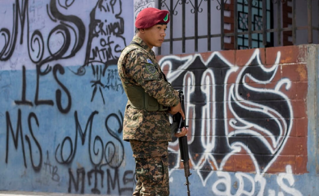 An army paratrooper patrols the April 22 neighborhood in Soyapango, El Salvador. (Photo: AP)