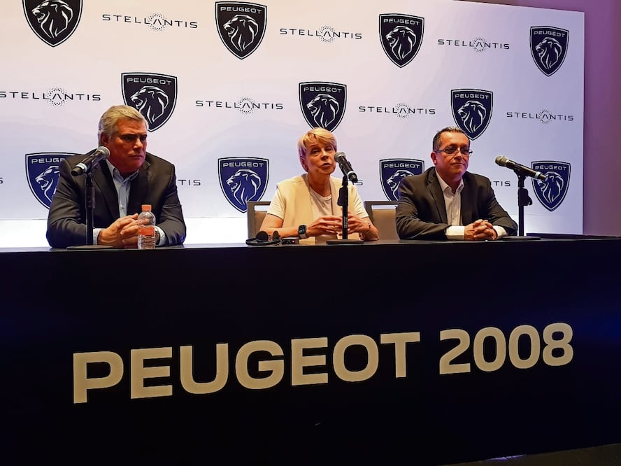 Carlos Zarlenga, presidente de Stellantis México (izquierda), y Linda Jackson, CEO mundial de Peugeot, entre otros directivos, durante la presentación del nuevo Peugeot 2008. Foto: Sara Cantera / EL UNIVERSAL