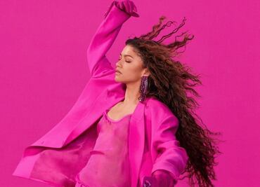 Zendaya causa furor en catsuit con transparencias Valentino