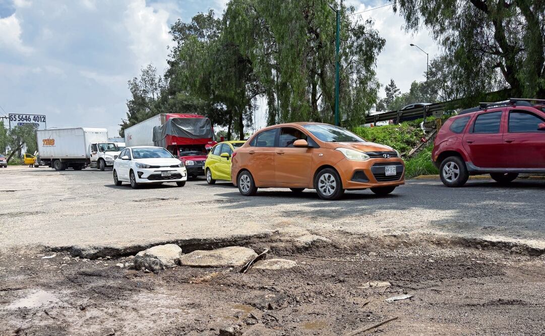 A partir del 30 de junio se tiene previsto comenzar con el bacheo profundo de 22 kilómetros de carriles centrales y 32 kilómetros de laterales de Periférico Norte. Foto: Arturo Contreras / EL UNIVERSAL