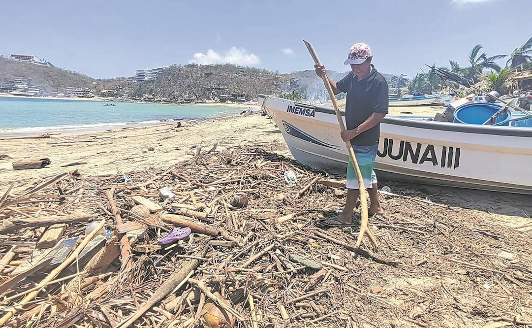 Benito Quiroz Juárez, es pescador y lleva siete días limpiando los daños del huracán Agatha; busca poder salir al mar lo antes posible para reunir recursos que le permitan mantener a su familia. Foto: Roselia Chaca/ EL UNIVERSAL.