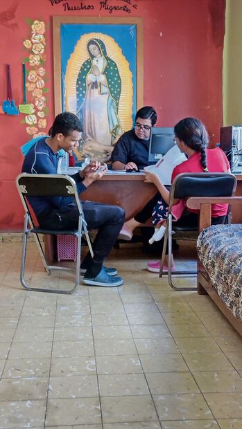 En el albergue los migrantes pueden descansar, bañarse y recibir una comida al día. Foto: Juan Carlos Zavala / El Universal