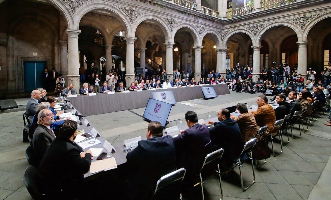 En el patio del Antiguo Palacio del Ayuntamiento se instaló ayer el gabinete del agua, que sesionará con frecuencia junto a los alcaldes. Foto: Especial