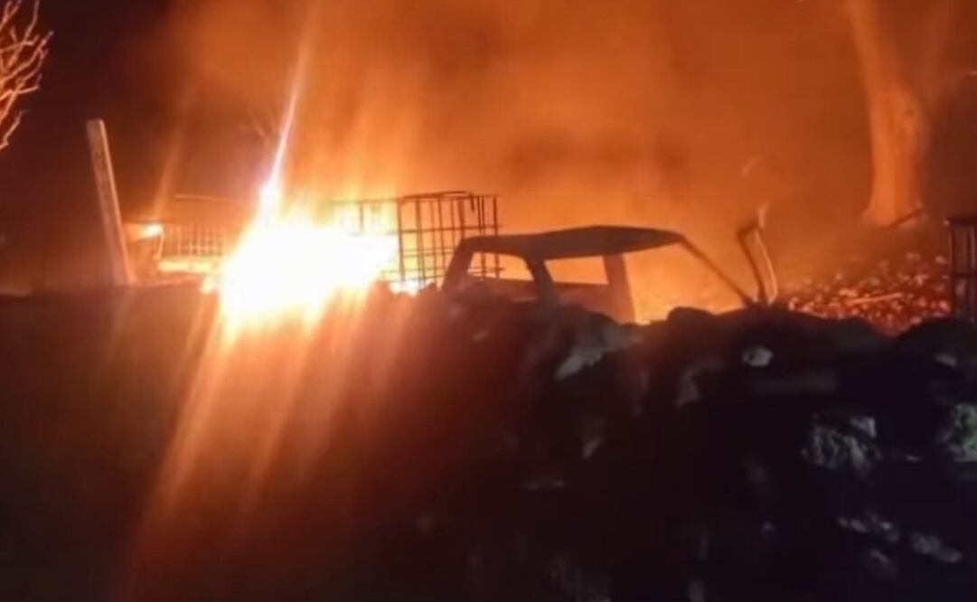 Estalla camioneta cargada de combustible robado en Tetepango, Hidalgo (22/09/2025). Foto: Especial