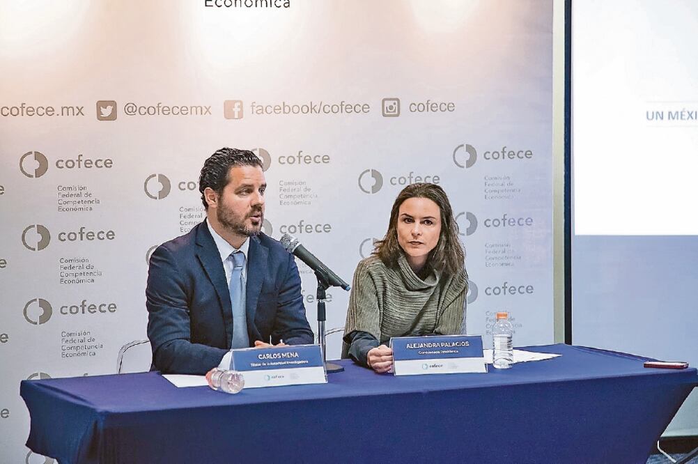 Carlos Mena Labarthe, titular de la unidad de investigación de la Cofece, y Alejandra Palacios, presidenta de la Cofece, durante la conferencia de prensa (CORTESÍA)