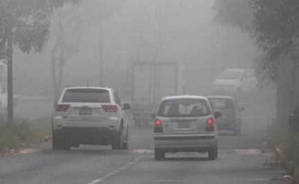 Alertan por bancos de niebla en Carretera México-Toluca; autoridades piden extremar precauciones