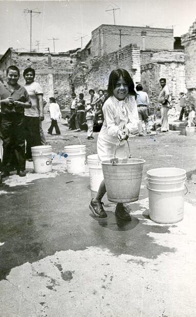 A inicios de los años 80, no era extraño ver barrios enteros del DF haciendo fila para conseguir cantidades mínimas de agua para todo un hogar. Archivo EL UNIVERSAL.