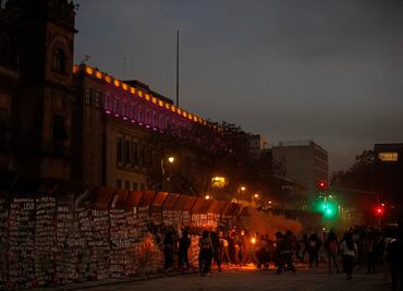 Minuto a Minuto, marcha del 8M. Suman 6 vallas derribadas en Palacio Nacional