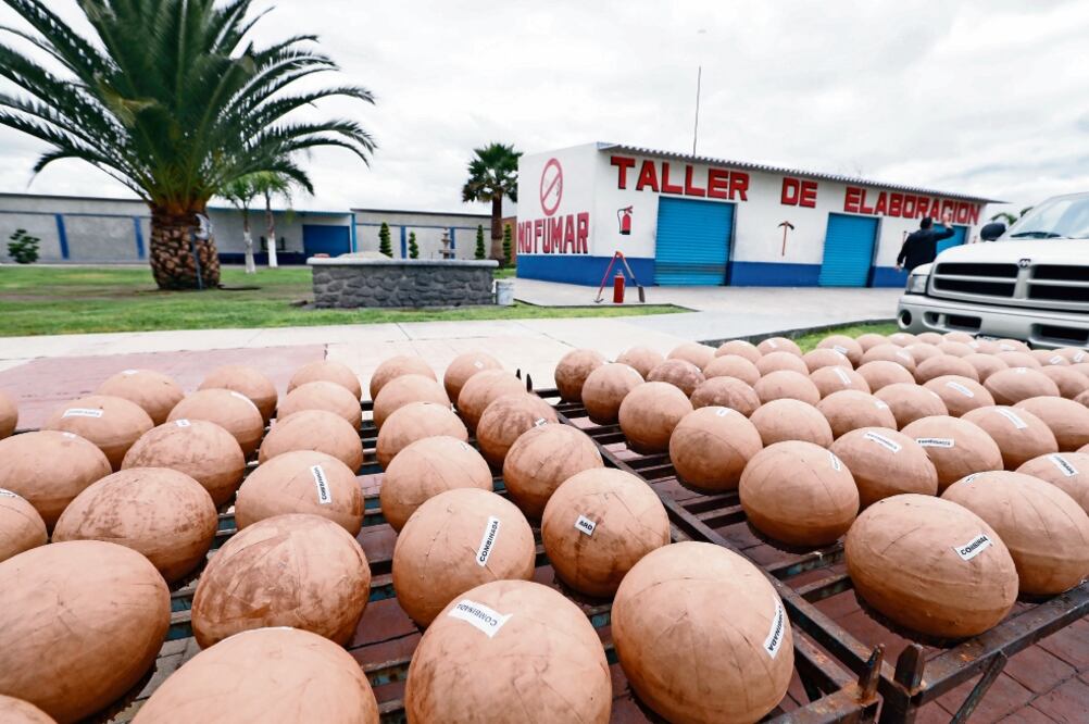 La tarde de ayer fueron revisados tres locales pirotécnicos en La Saucera en los que tienen actividad cuatro permisionarios, los cuales cuentan con licencias en regla y las medidas de seguridad necesarias para laborar. Foto: IRVIN OLIVARES. EL UNIVERSAL