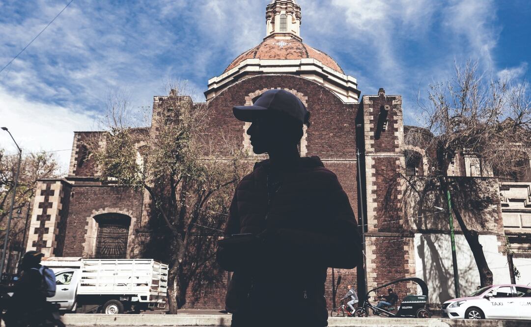 El joven venezolano relató a EL UNIVERSAL que sólo cuenta con el bachillerato, ya que no pudo hacer carrera en medicina forense en su país. Foto: de Gabriel Pano. El Universal