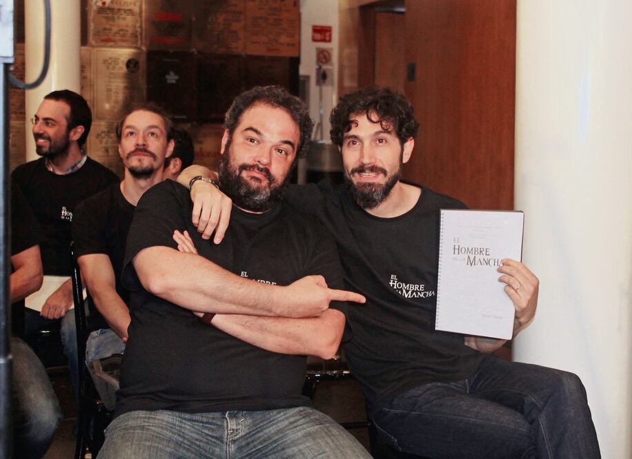 Carlos Corona y Benny Ibarra muestran el libreto (CORTESÍA OCESA)