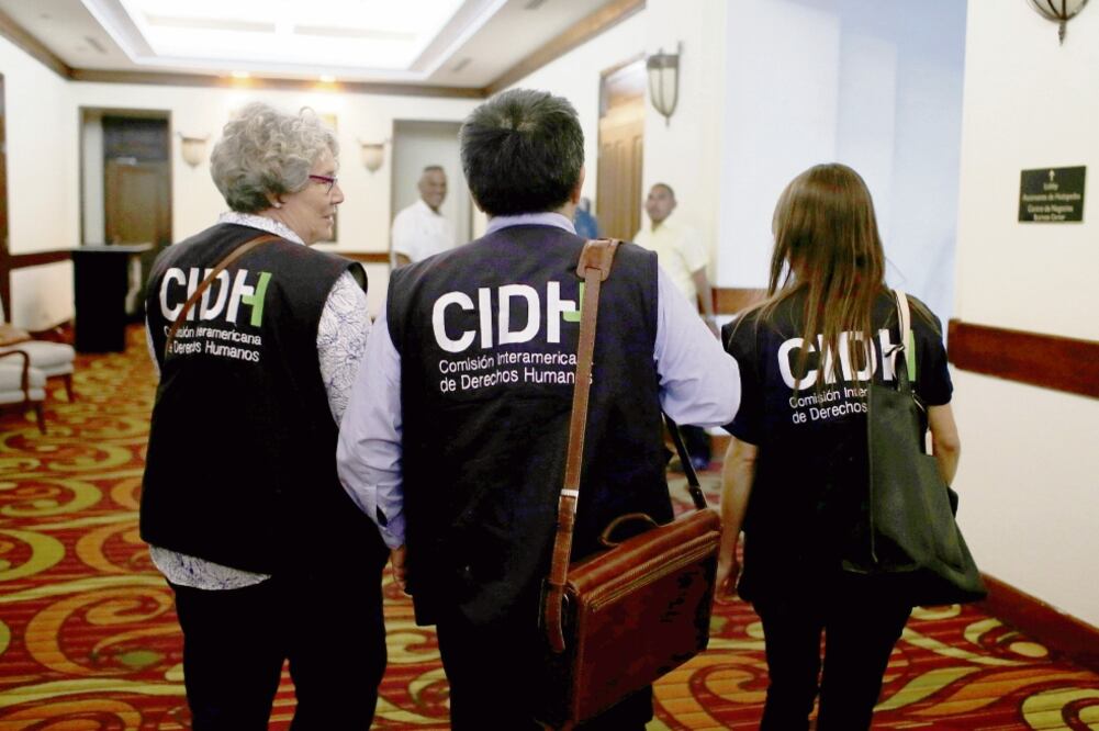 Ana María Tello, coordinadora del MESENI (izq.), sale con sus compañeros tras conceder una entrevista, ayer en Managua (OSWALDO RIVAS. REUTERS)