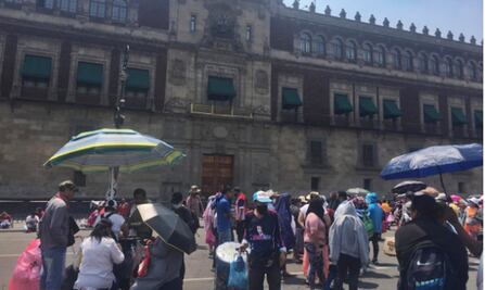 Artesanos de la CDMX se manifiestan frente a Palacio Nacional; piden apoyos