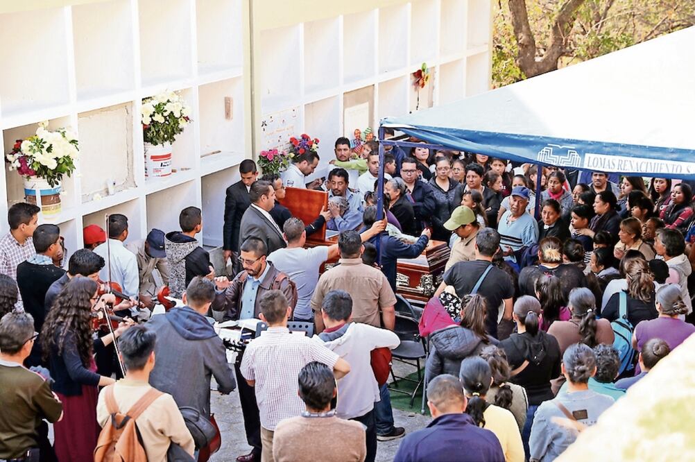 El sepelio en el cementerio de Palo solo contó con la presencia de una pequeña orquesta; familiares, amigos y conocidos de la ruta se dijeron inconformes con la reacción de la empresa constructora ante el accidente (EL UNIVERSAL)