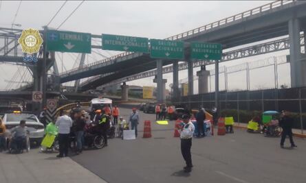 Personas en silla de ruedas bloquean accesos a la Terminal 1 del AICM