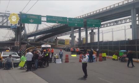 Personas en silla de ruedas bloquean accesos a la Terminal 1 del AICM
