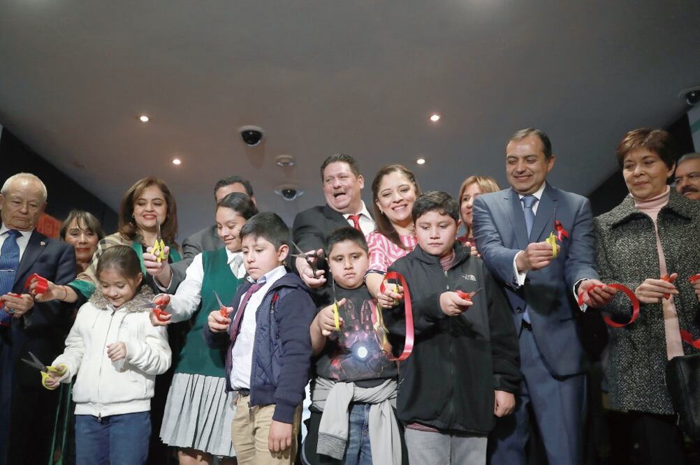 El presidente de la Mesa Directiva del Senado, Ernesto Cordero (der.), inauguró la exposición “Niños de Morelos, Visión Pictórica de los Sismos”, producto del taller Reconstrucción Emocional (ALEJANDRA LEYVA. EL UNIVERSAL)