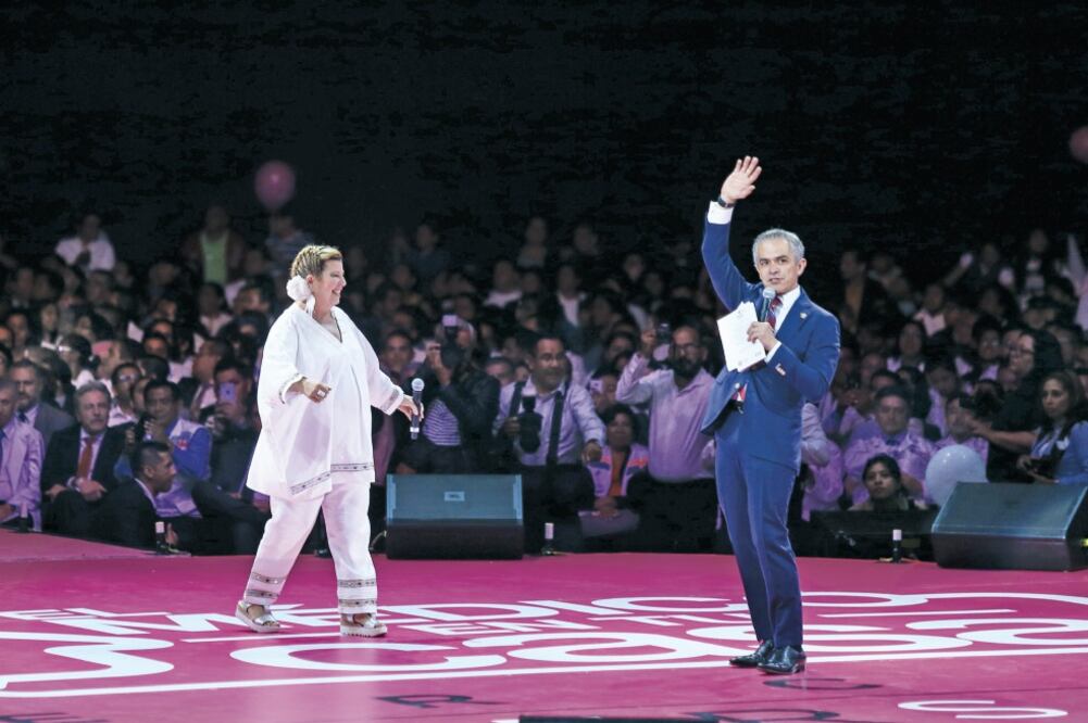 Margarita, La Diosa de la Cumbia, destacó los beneficios del programa El Médico en tu Casa con una canción que, según el jefe Gobierno, Miguel Ángel Mancera, la artista compuso. (ADOLFO VLADIMIR. CUARTOSCURO)