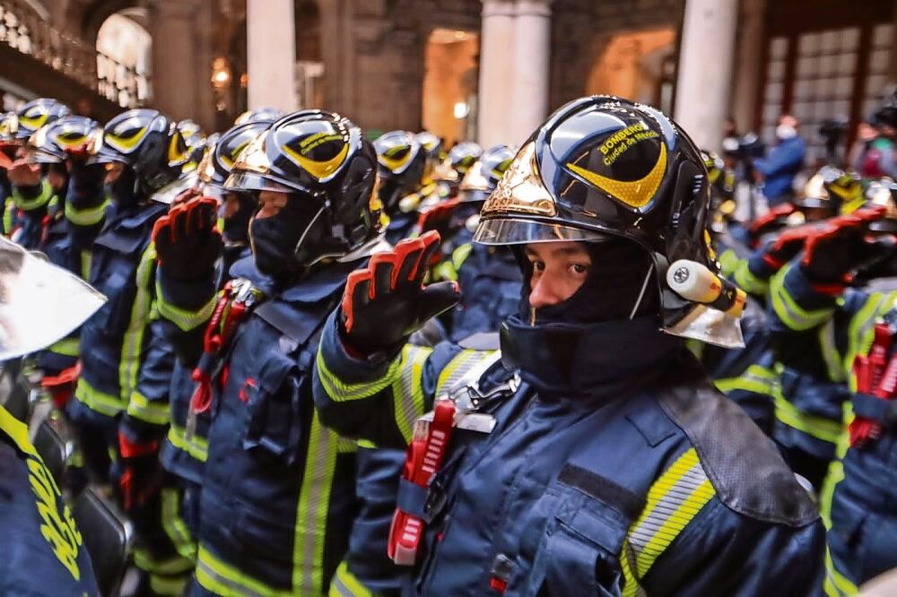 Al conmemorar el Día del Bombero, los elementos recibieron uniformes nuevos con nanotecnología. Foto: Especial