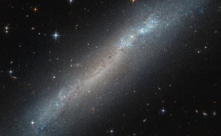 El telescopio Hubble capta a una galaxia "inclinada"