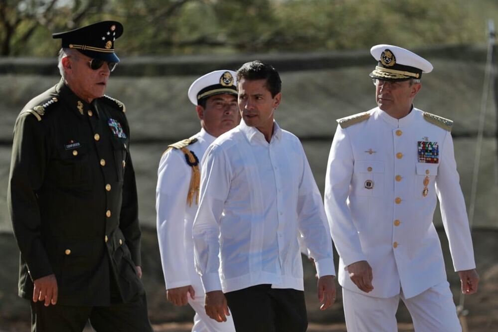 El presidente Enrique Peña Nieto, acompañado por el secretario de la Defensa Nacional, Salvador Cienfuegos, y por el secretario de Marina, Vidal Francisco Soberón. Foto: Iván Stephens/EL UNIVERSAL