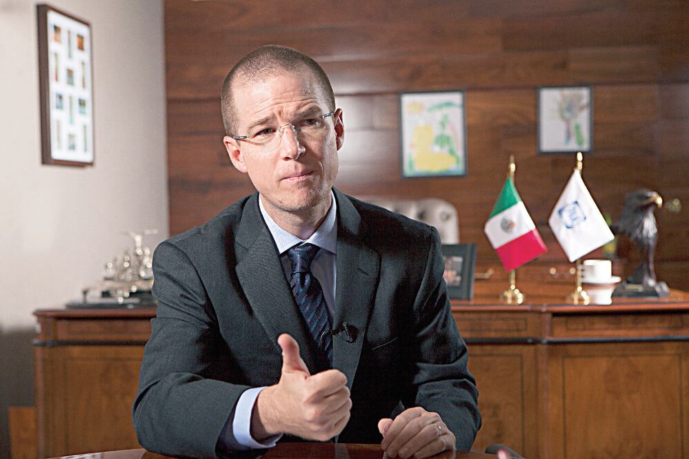 El coordinador de los diputados en San Lázaro ofrece que, cuando haya pruebas, actuará con absoluta firmeza y determinación frente a actos de corrupción de losmilitantes del PAN. Afirma que respeta la decisión de Margarita Zavala de buscar la candidatura