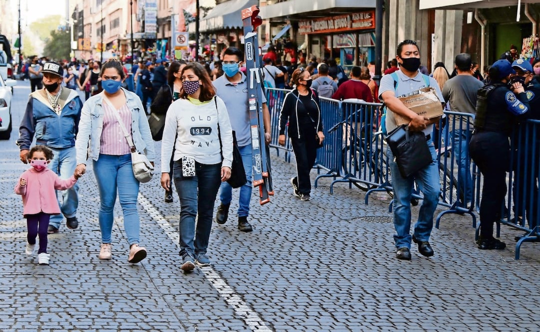 Oliva López Arellano, secretaria de Salud de la CDMX, señaló que aunque por el momento no se reporta un incremento en los contagios u hospitalizaciones, se espera un aumento de casos a finales de año por la temporada invernal. Foto: EL UNIVERSAL