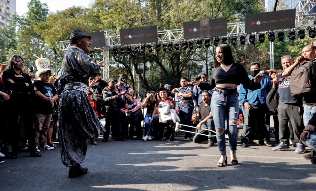 Fans de Polymarchs comienzan a llegar al escenario que se encuentra frente al Ángel de la Independencia donde se celebrará el Año Nuevo. Foto: Yaretzy M. Osnaya/EL UNIVERSAL