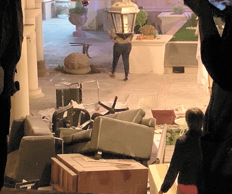 Mujeres rompieron mobiliario de las instalaciones del Poder Judicial estatal y prendieron fuego a documentos. ESPECIAL