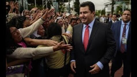 Rezan fieles de La Luz del Mundo tras detención de su líder