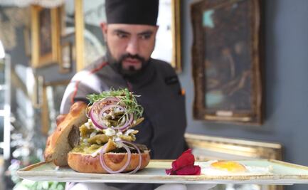 Crean la "Chilaqui-hojaldra”, pan de muerto relleno de chilaquiles