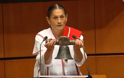 Protesta Jesusa Rodríguez con campana de Dolores en Senado