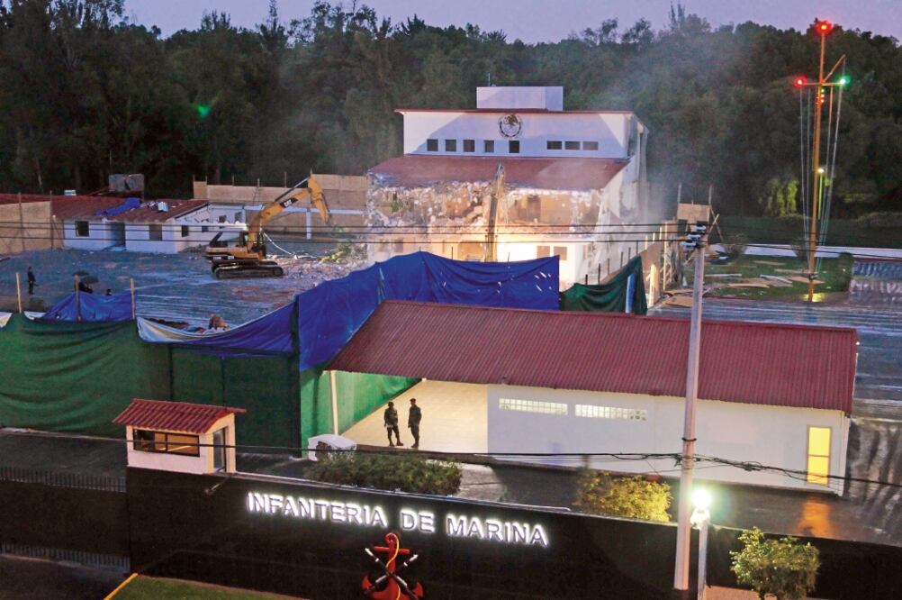 Supervisión. Antes y después de la explosión un helicóptero de la Marina, así como efectivos a pie, supervisaron los daños ocasionados (ARCHIVO. EL UNIVERSAL)