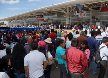 Sección 22 del SNTE bloquean acceso a terminal de autobuses en Oaxaca