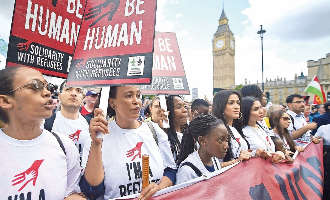 Manifestantes expresan su solidaridad con los refugiados que llegan a Europa procedentes de países en conflicto, en una marcha celebrada ayer frente al Parlamento británico en Londres (ANDY RAIN. EFE)