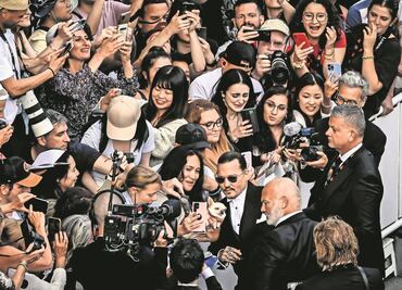 Johnny Depp vuelve a Cannes y recupera la gloria