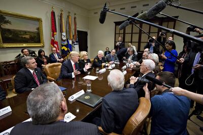 Pide Trump a corte de EU declarar legalidad de veto migratorio