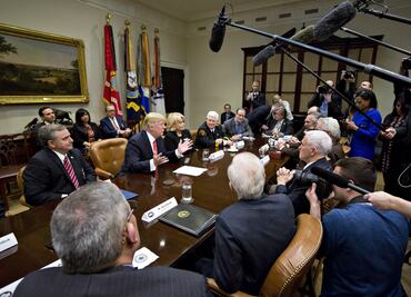 Pide Trump a corte de EU declarar legalidad de veto migratorio