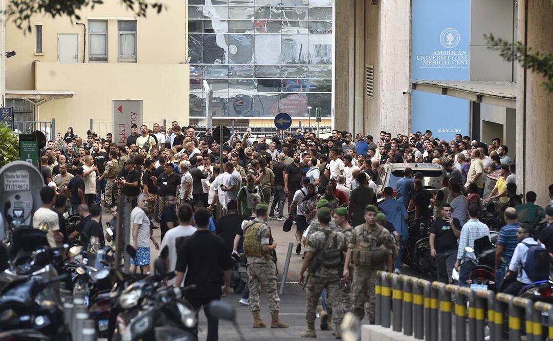 Soldados libaneses y miembros de Hezbolá se reúnen frente al Centro médico de la Universidad Americana de Beirut. Foto: EFE