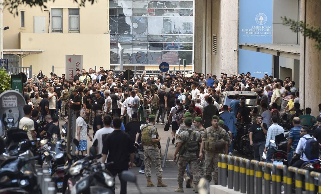 Soldados libaneses y miembros de Hezbolá se reúnen frente al Centro médico de la Universidad Americana de Beirut. Foto: EFE